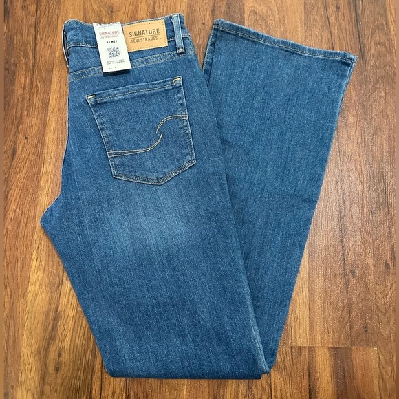 Signature by Levi Strauss Women's Boot Cut Jeans - Medium Blue - Picture 6 of 9